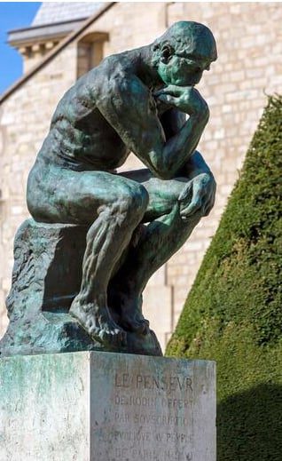 Een beeldhouwwerk van Rodin, de denker.